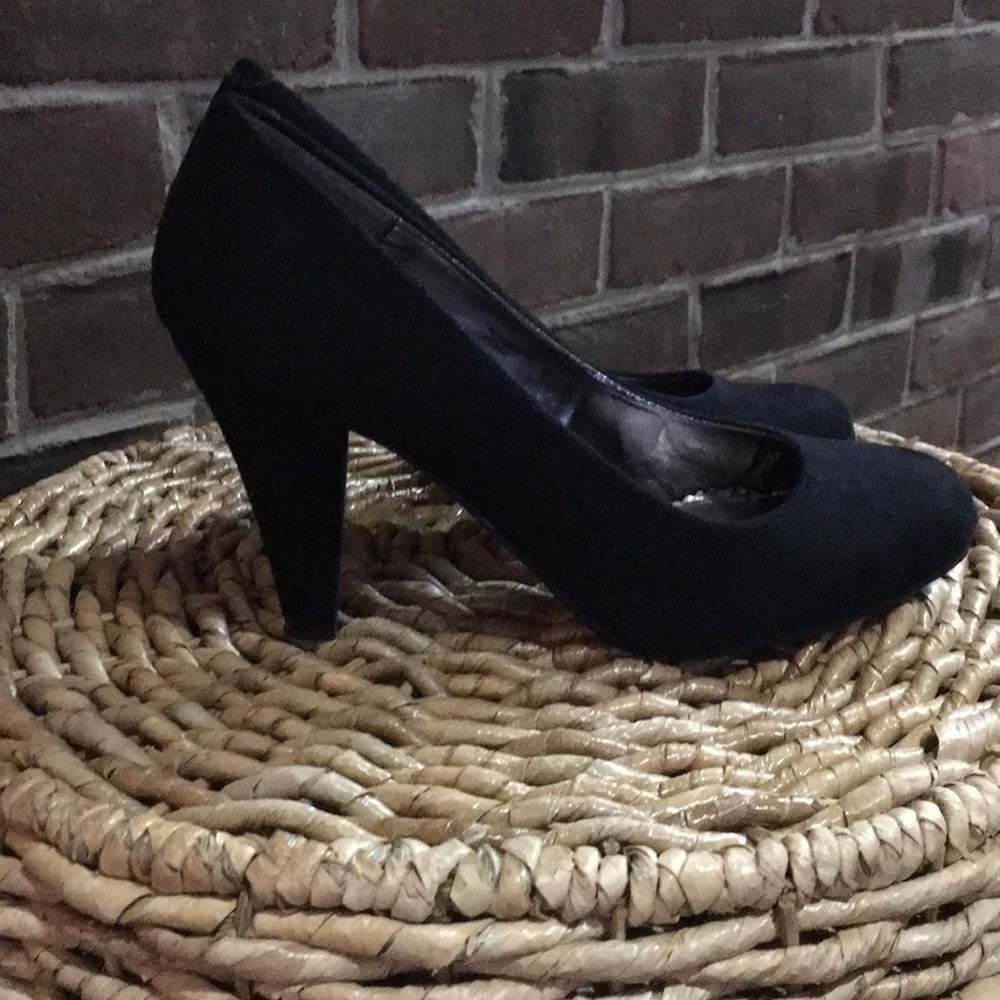Adorable black suede like black heels
